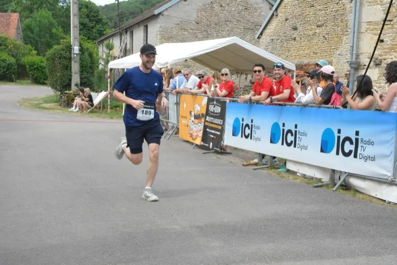 Un coureur franchit les derniers mètres du Trail Côtelettes dans le village de Thorey-sous-Charny
