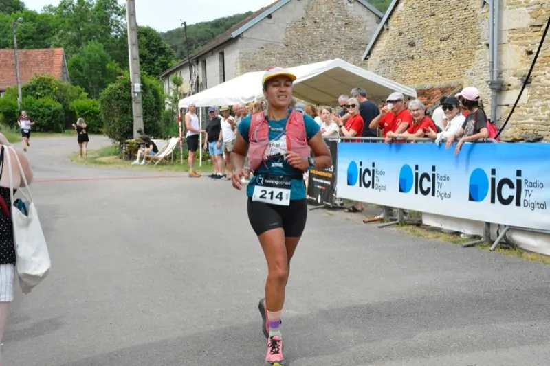 Une traileuse souriante à l'arrivée du Trail Côtelettes 2026