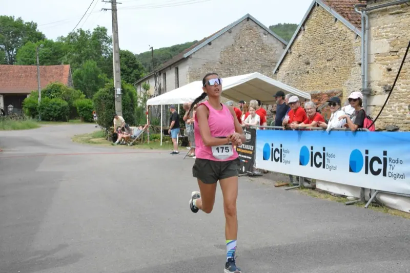Une traileuse en rose dans la dernière ligne droite de la course