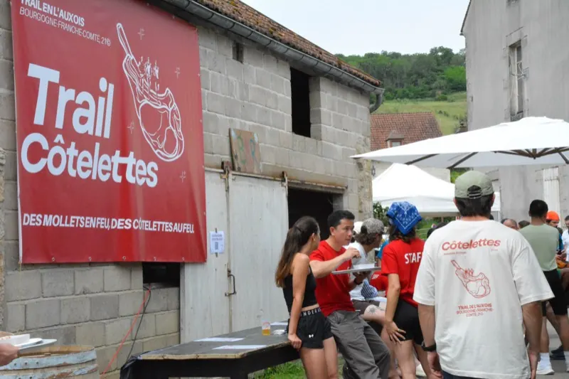 Grande bâche rouge Trail Côtelettes et ambiance d'après-course dans le village