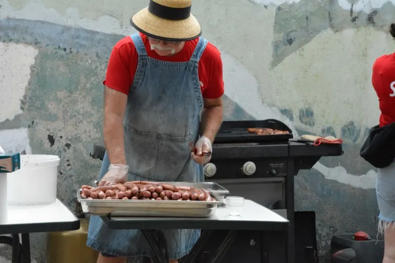 Les côtelettes grillent au barbecue pour le repas d'après-course