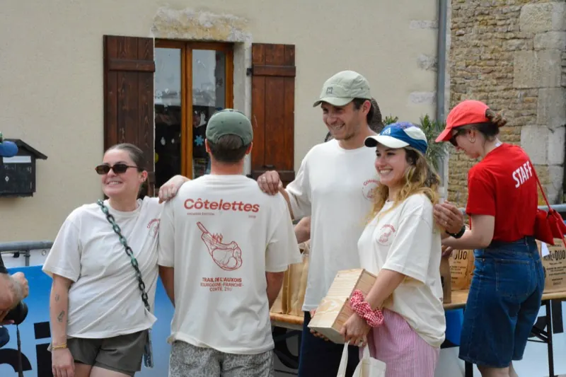 Bénévoles et participants en t-shirts Côtelettes après la course