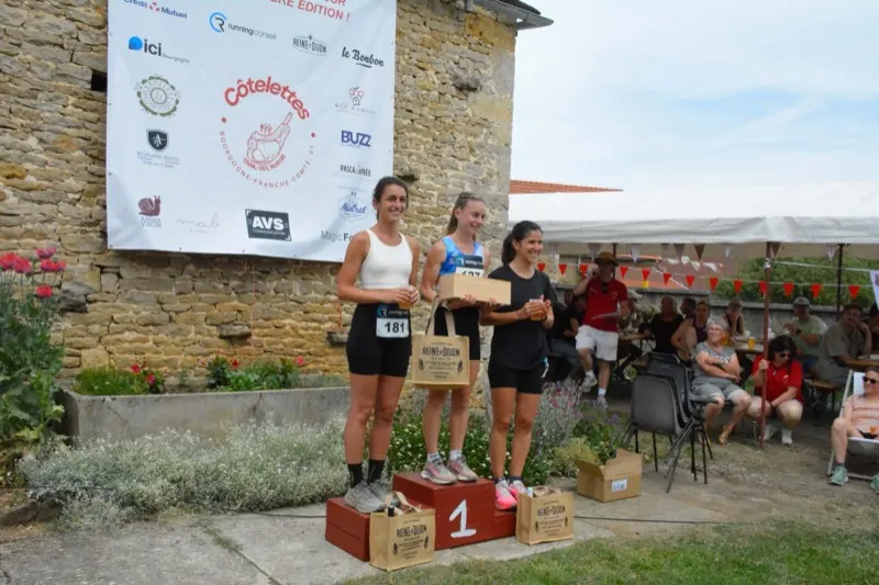 Podium femmes du trail de 15 km, lots des producteurs locaux en main