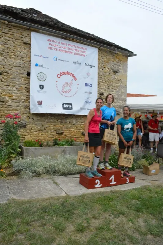 Podium d'une catégorie femmes devant une maison en pierre de Thorey-sous-Charny