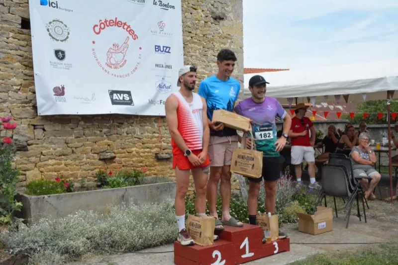 Podium hommes du trail de 15 km devant la bâche des partenaires du Trail Côtelettes