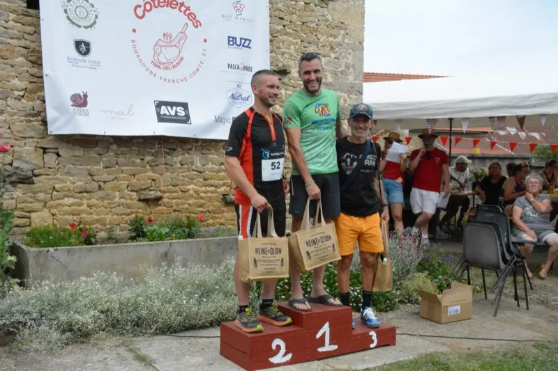 Podium d'une catégorie hommes à l'issue du Trail Côtelettes