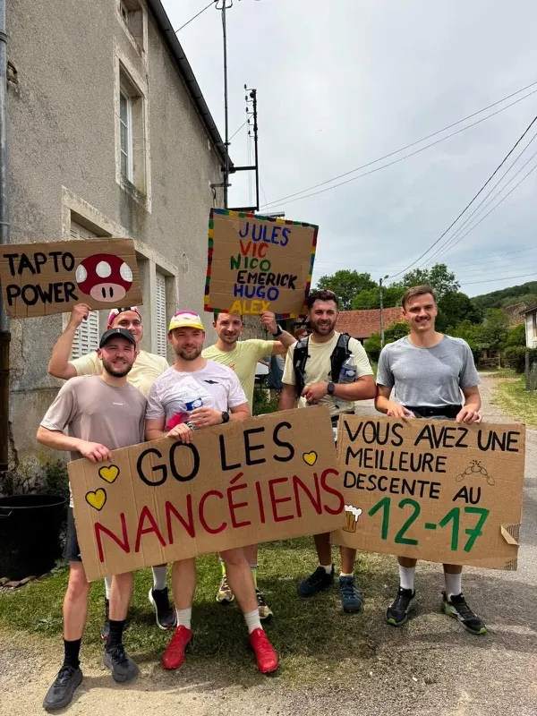 Supporters avec pancartes « Go les Nancéiens » au bord du parcours