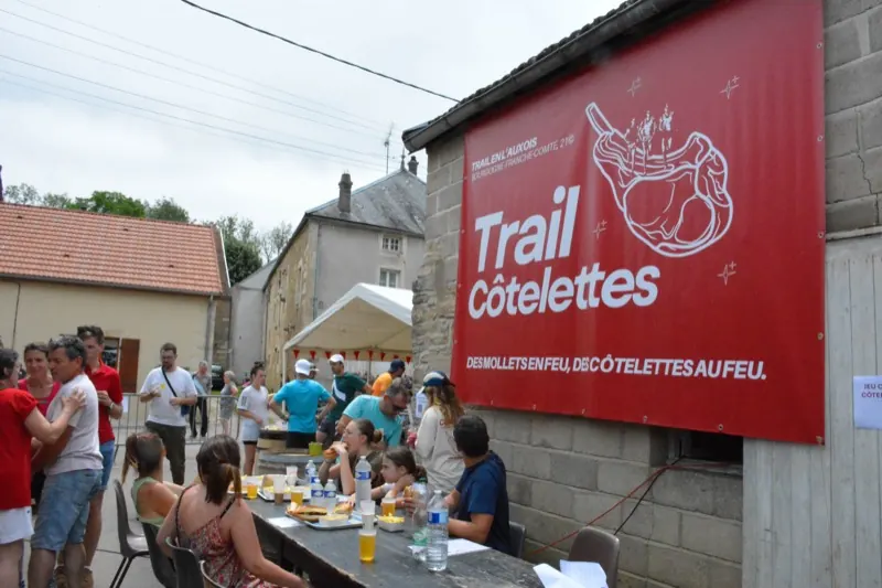 Grandes tablées dans la rue du village pour fêter la première édition du Trail Côtelettes